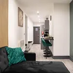 Centre With Super King Bed Fully Equipped Perfect For Long Apartment *