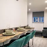 Centre With Super King Bed Fully Equipped Perfect For Long Apartment *