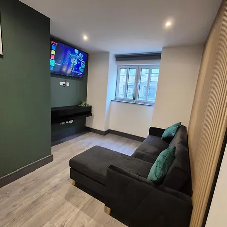 Centre With Super King Bed Fully Equipped Perfect For Long * Bradford (West Yorkshire)