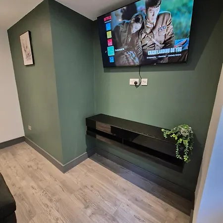 Centre With Super King Bed Fully Equipped Perfect For Long Bradford (West Yorkshire)