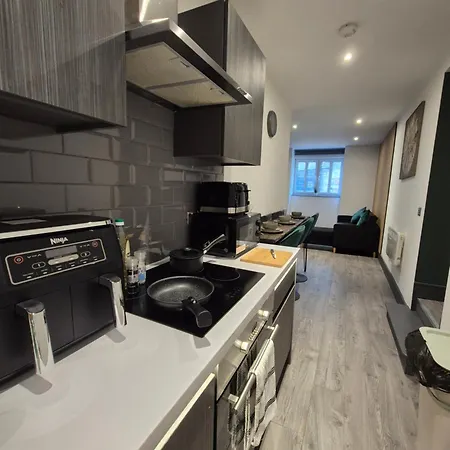 Centre With Super King Bed Fully Equipped Perfect For Long Apartment