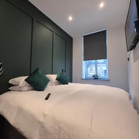 Centre With Super King Bed Fully Equipped Perfect For Long Apartment Bradford (West Yorkshire)