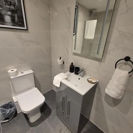 Centre With Super King Bed Fully Equipped Perfect For Long * Bradford (West Yorkshire)