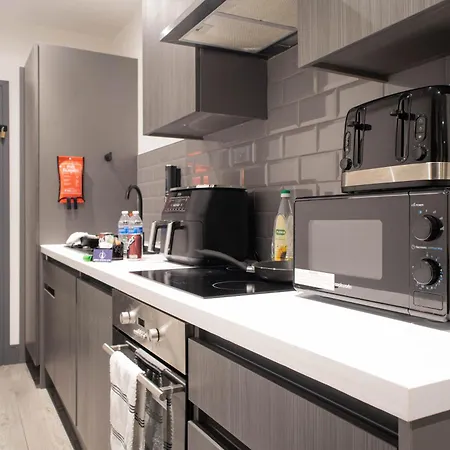 Centre With Super King Bed Fully Equipped Perfect For Long Apartment Bradford (West Yorkshire)