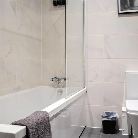 Centre With Super King Bed Fully Equipped Perfect For Long