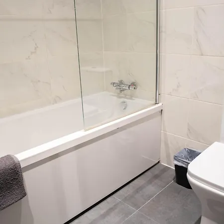 Apartment Centre With Super King Bed Fully Equipped Perfect For Long Bradford (West Yorkshire)