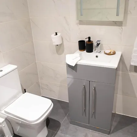 Centre With Super King Bed Fully Equipped Perfect For Long * Bradford (West Yorkshire)