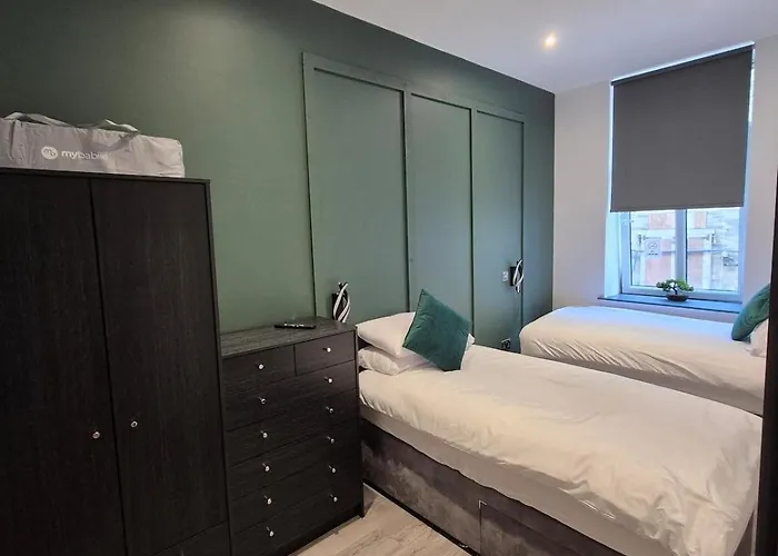 Centre With Super King Bed Fully Equipped Perfect For Long Apartment *