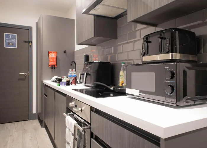 Centre With Super King Bed Fully Equipped Perfect For Long Apartment Bradford (West Yorkshire)