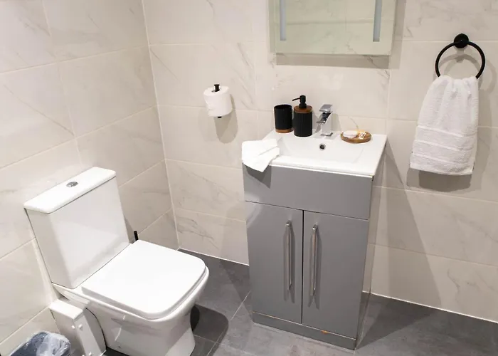 Centre With Super King Bed Fully Equipped Perfect For Long * Bradford (West Yorkshire)