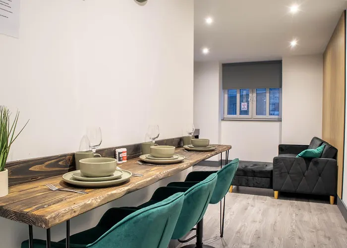 Centre With Super King Bed Fully Equipped Perfect For Long Apartment *